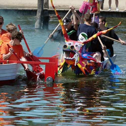 Jaarlijkse Battle of the Boats met scholen in de omgeving.